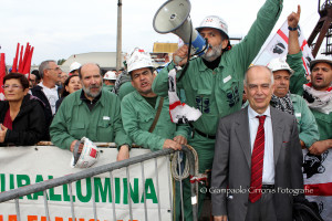 Tore Cherchi con i lavoratori il 13 novembre 2012.