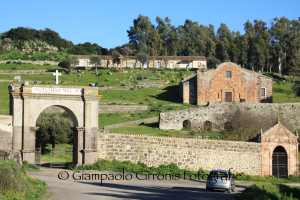 L'arco e la chiesa di San Costantino a Sedilo.