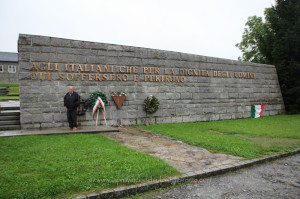 Modesto  Melis davanti al monumento agli italiani