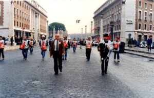 Sergio Usai all'ingresso di piazza San Pietro per l'incontro dei marciatori con Papa Woytila