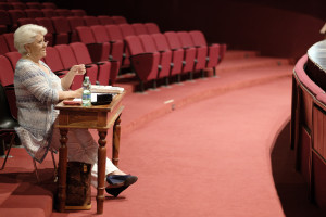 Luciana Serra durante una lezione- Olivariophoto