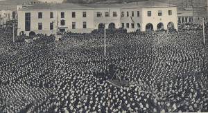 La piazza gremita di gente il giorno dell'inaugurazione di Carbonia