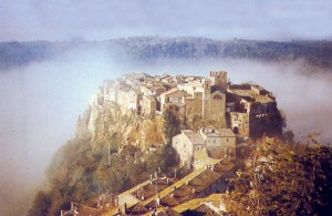 calcata-borgo-medievale-nebbia