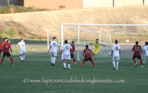 Il goal che ha dato la vittoria alla Monteponi nel derby di Carbonia.