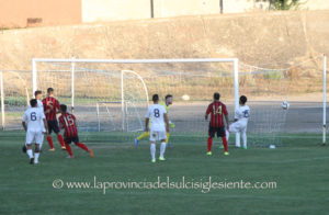 Il goal che ha dato la vittoria alla Monteponi nel derby di Carbonia.