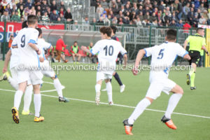 La gioia dei calciatori del Carbonia dopo il goal dell'1 a 1 nella finale con il Bosa della passa edizione.